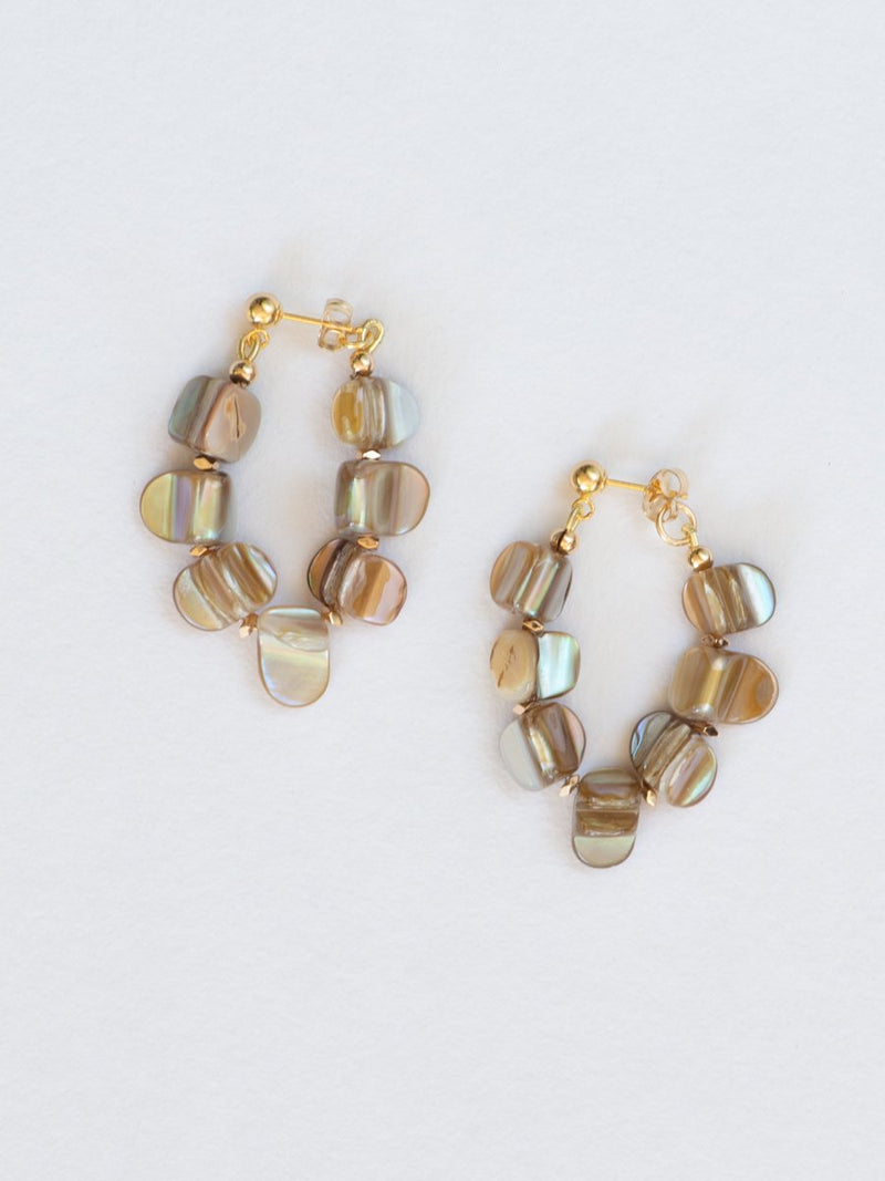 Pair of earrings with mother-of-pearl hoops