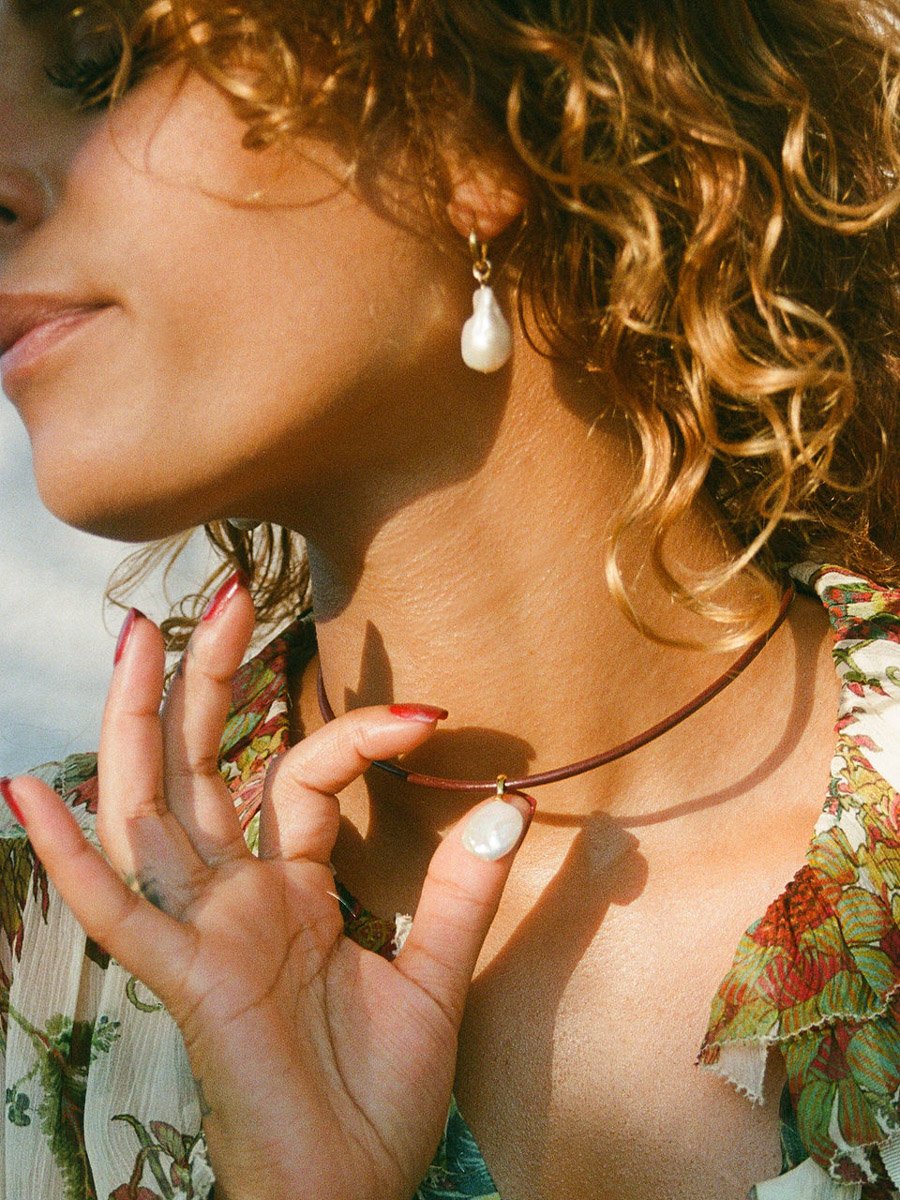 アクセサリー L Pearl Drop Leather Cord Necklace – Leslie Lenhart