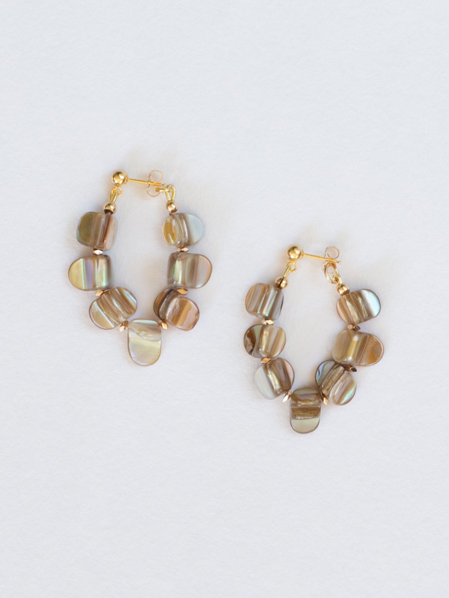Pair of earrings with mother-of-pearl hoops